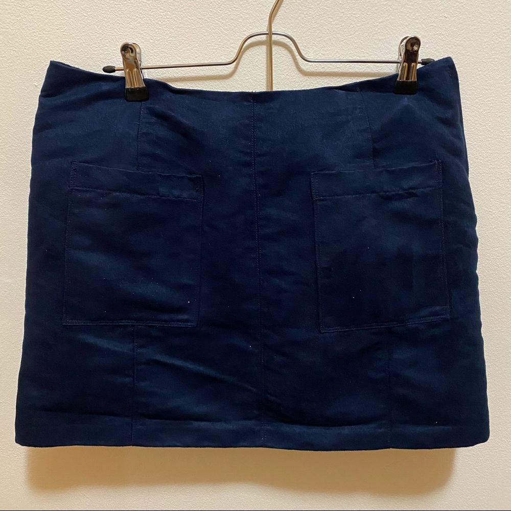‘Mini Skirt’  Two Front  pocket Zipper closure in the back.